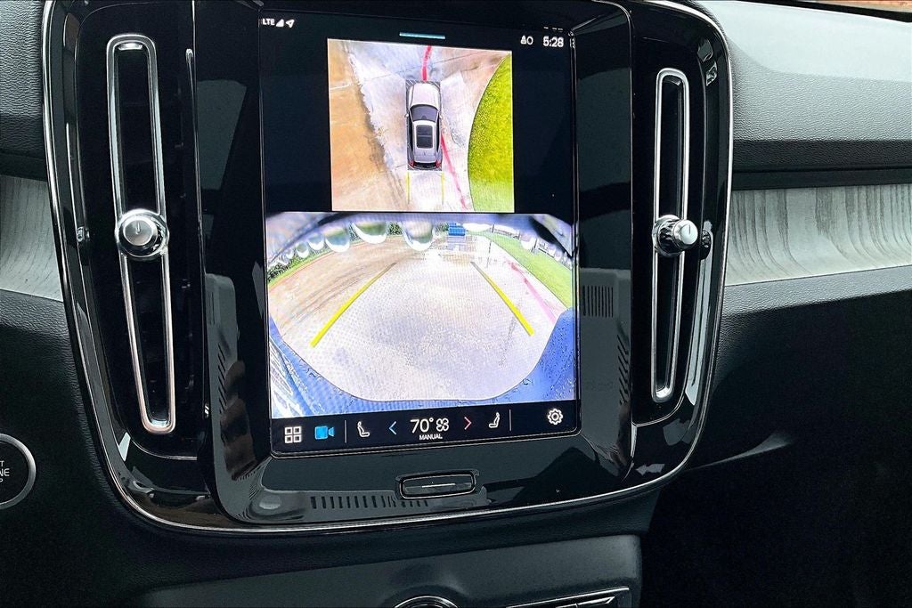 2025 Volvo XC40 B5 Plus Dark Theme