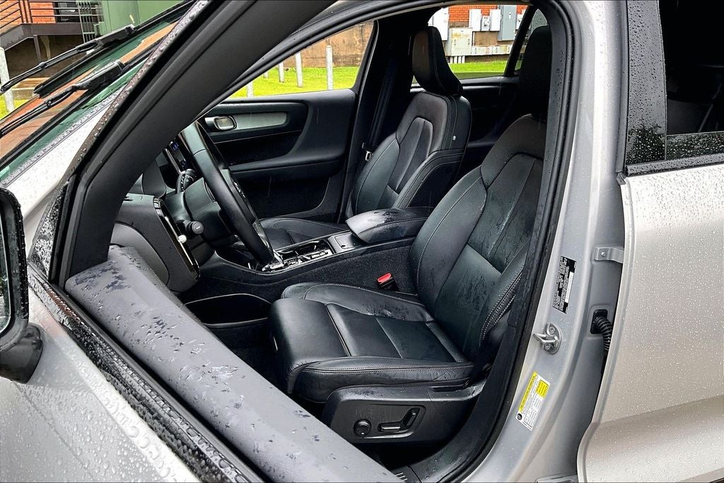 2025 Volvo XC40 B5 Plus Dark Theme
