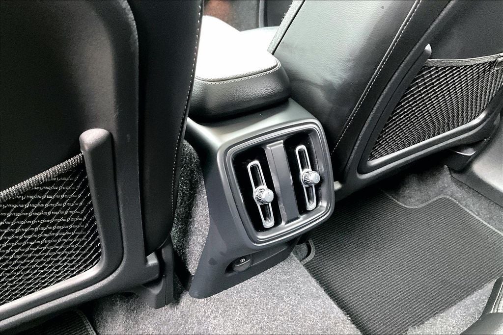 2025 Volvo XC40 B5 Plus Dark Theme