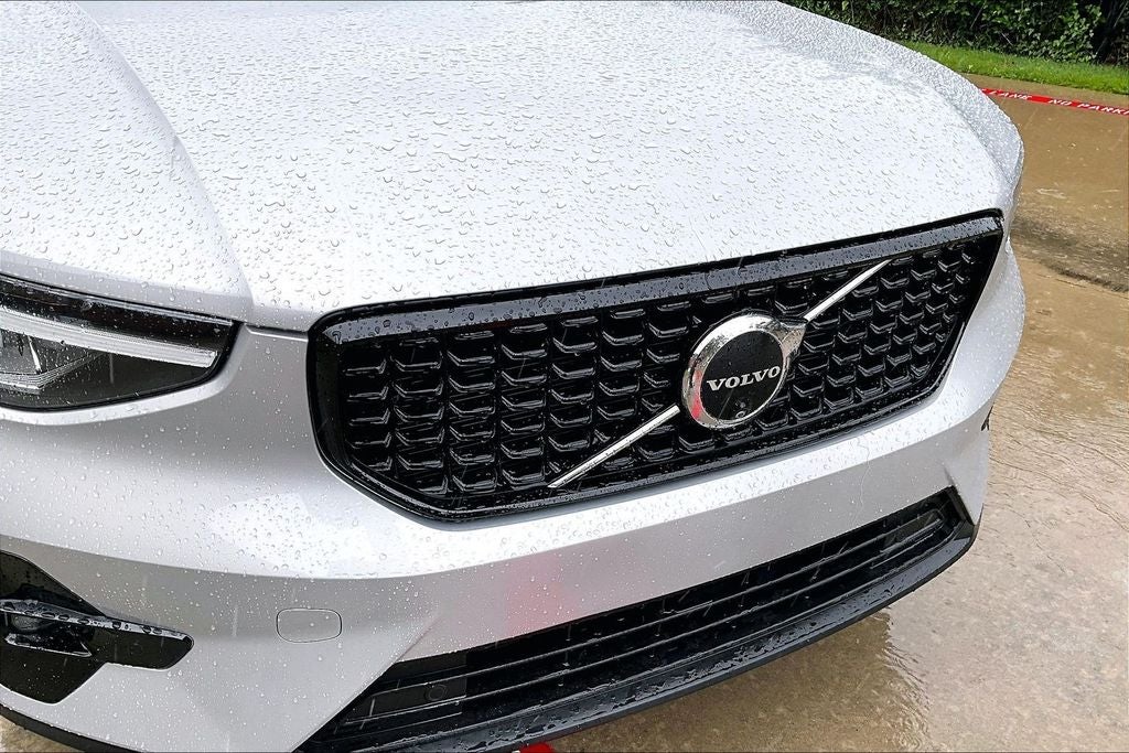 2025 Volvo XC40 B5 Plus Dark Theme