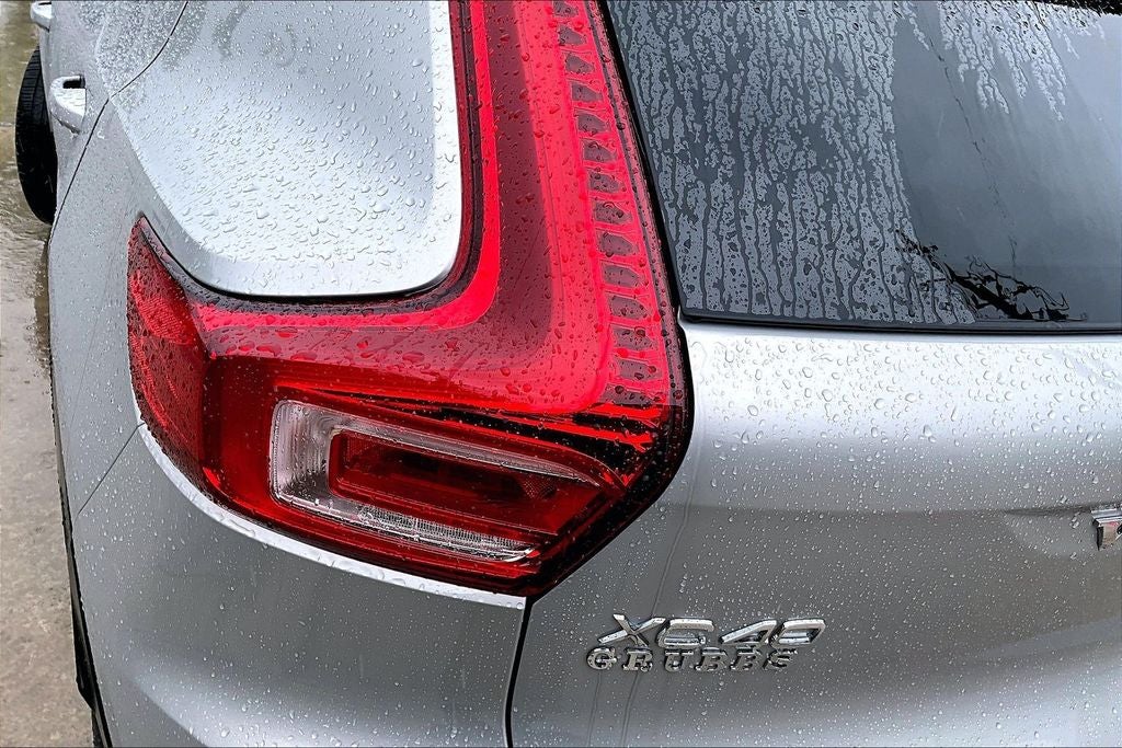 2025 Volvo XC40 B5 Plus Dark Theme