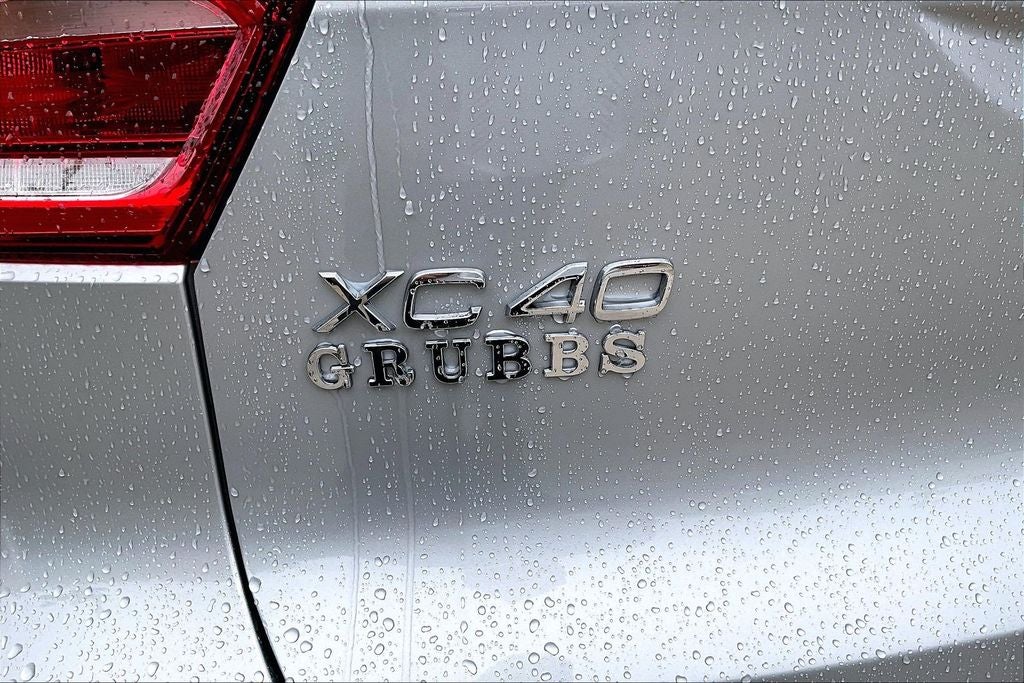 2025 Volvo XC40 B5 Plus Dark Theme