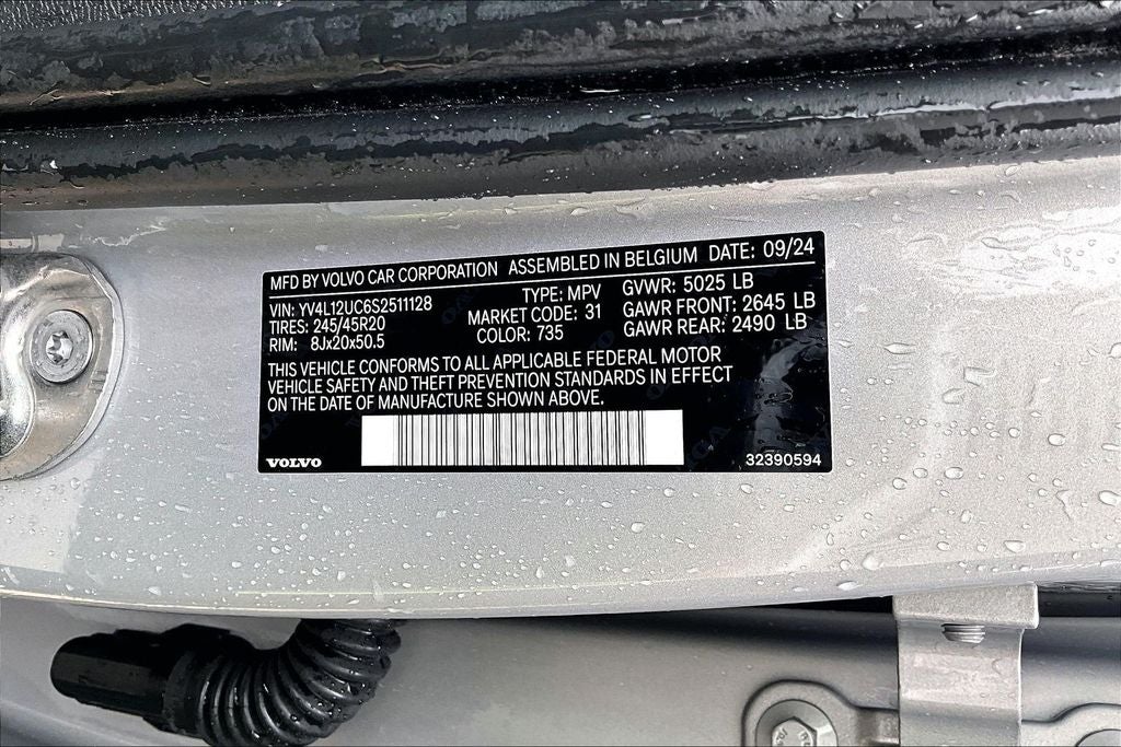 2025 Volvo XC40 B5 Plus Dark Theme