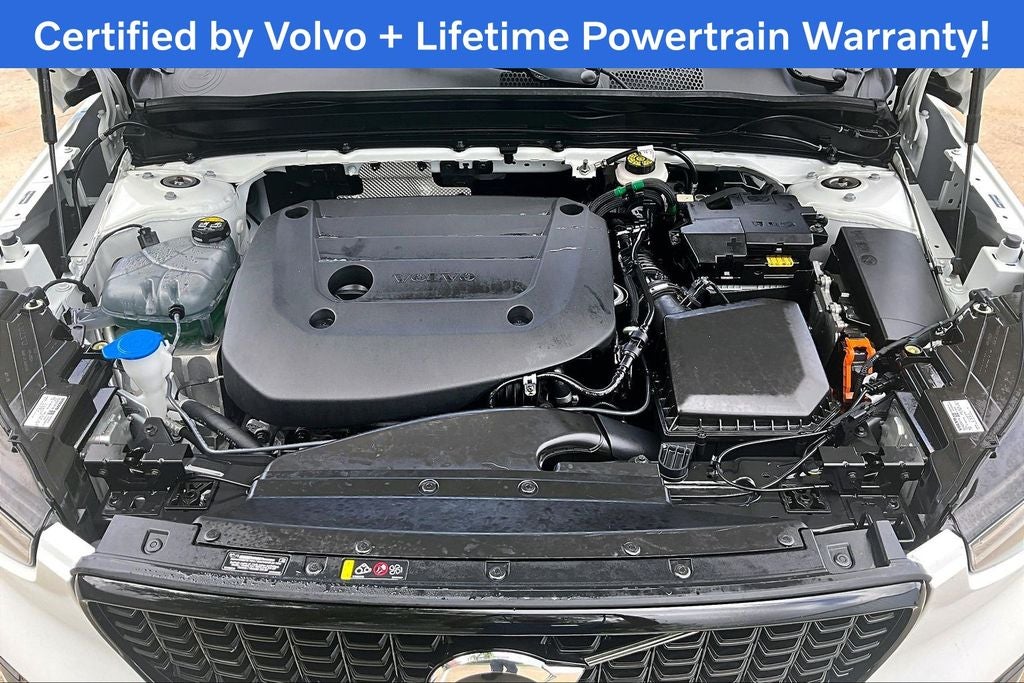 2025 Volvo XC40 B5 Plus Dark Theme