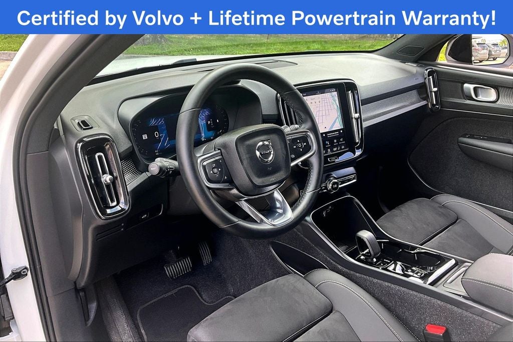 2025 Volvo XC40 B5 Plus Dark Theme