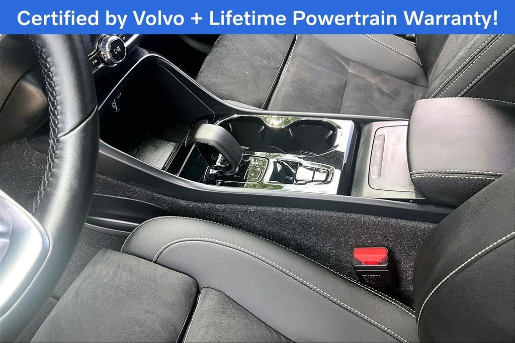 2025 Volvo XC40 B5 Plus Dark Theme