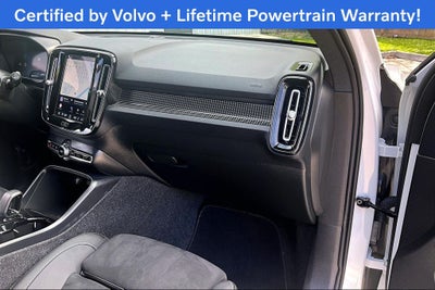 2025 Volvo XC40 B5 Plus Dark Theme