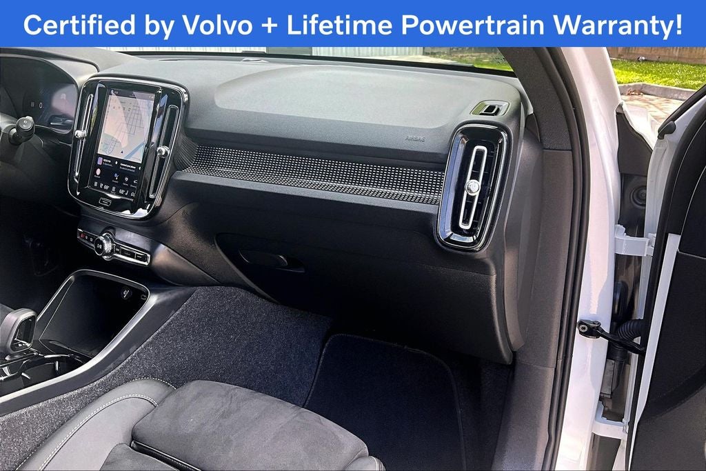 2025 Volvo XC40 B5 Plus Dark Theme