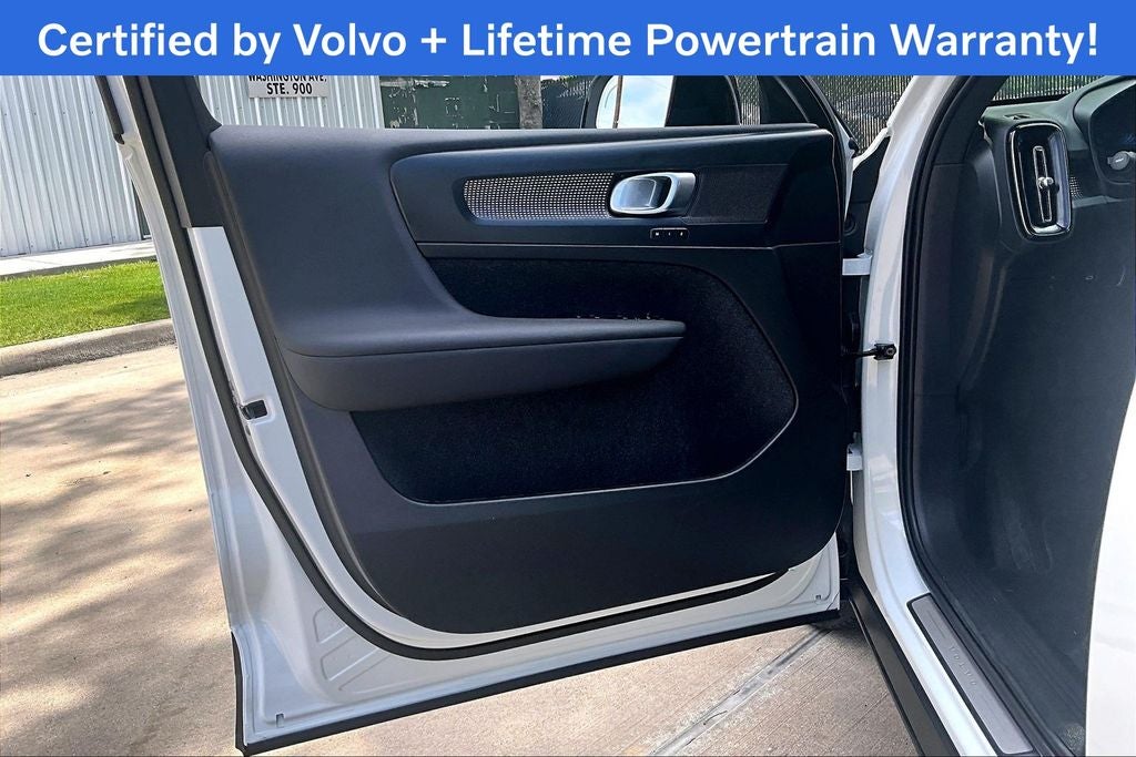 2025 Volvo XC40 B5 Plus Dark Theme