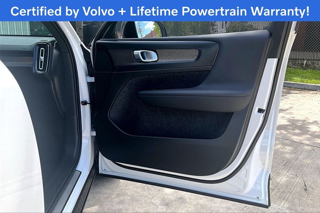 2025 Volvo XC40 B5 Plus Dark Theme