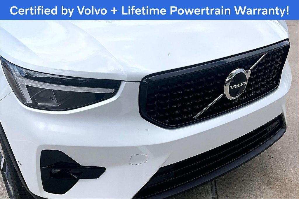 2025 Volvo XC40 B5 Plus Dark Theme