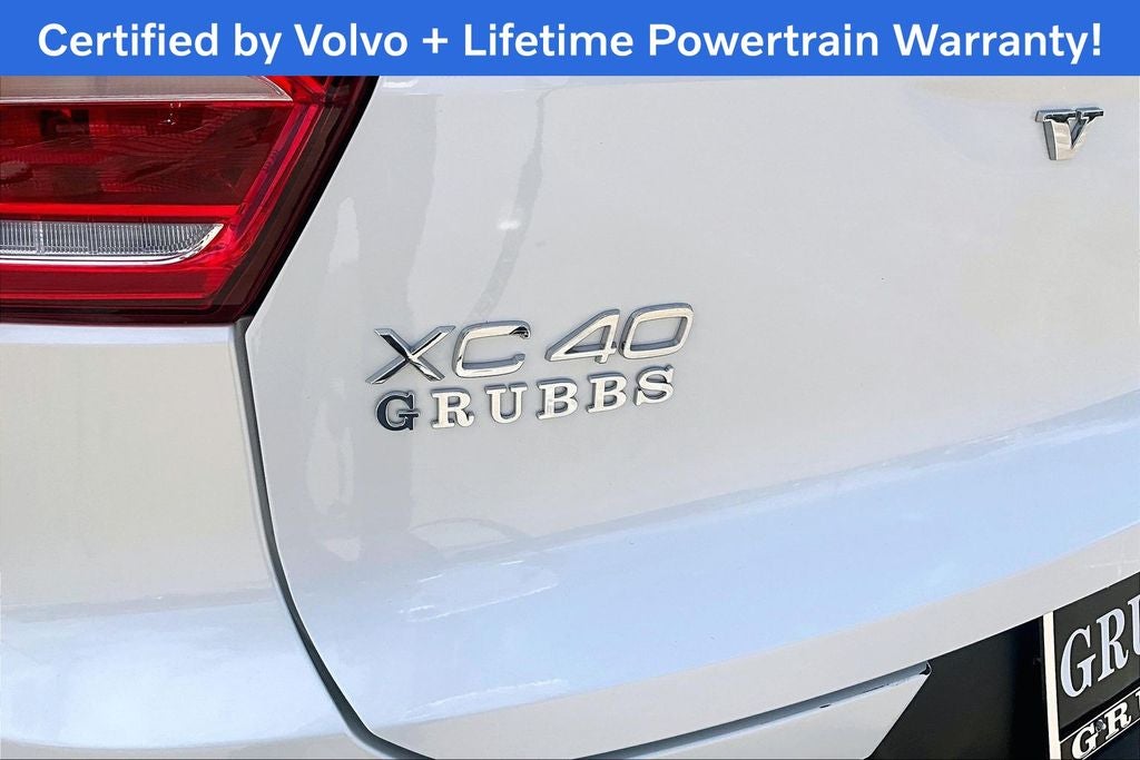 2025 Volvo XC40 B5 Plus Dark Theme
