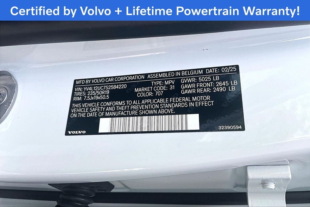 2025 Volvo XC40 B5 Plus Dark Theme