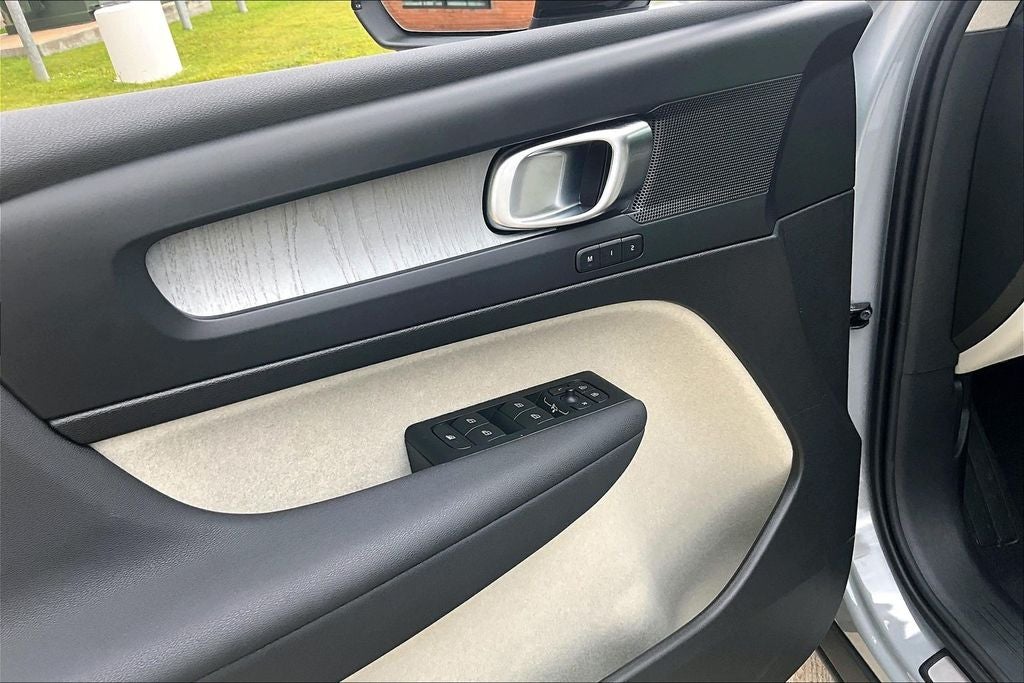 2026 Volvo XC40 B5 Plus