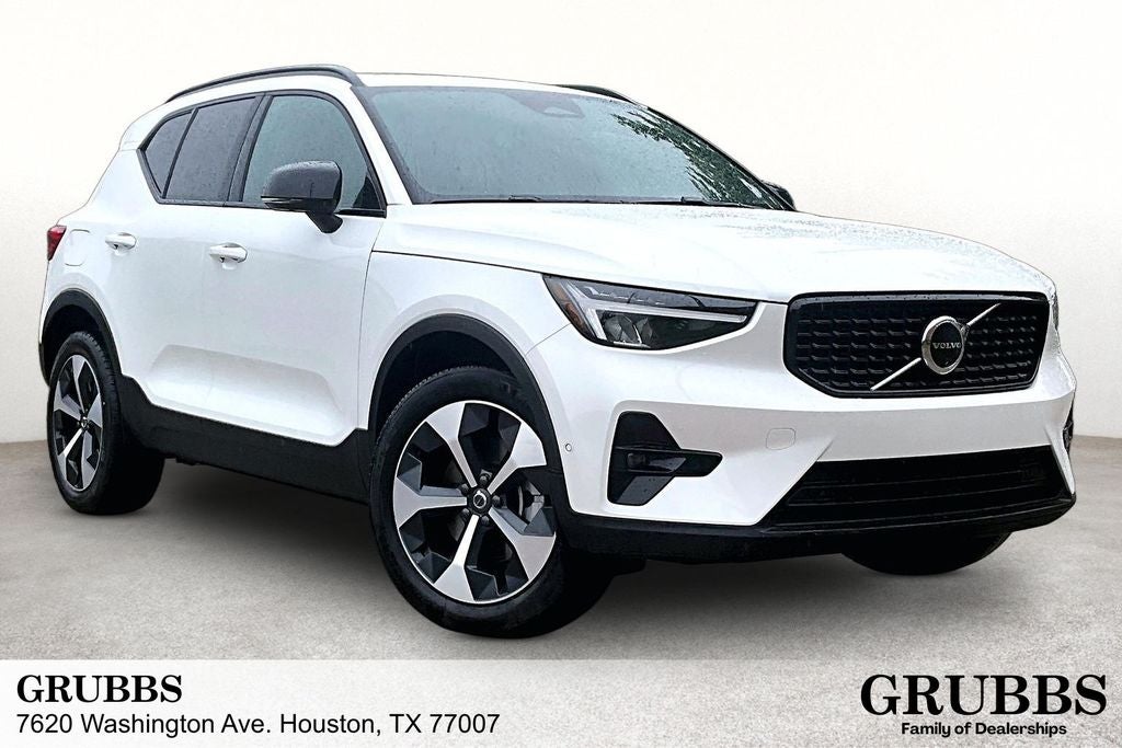 2025 Volvo XC40 B5 Plus Dark Theme