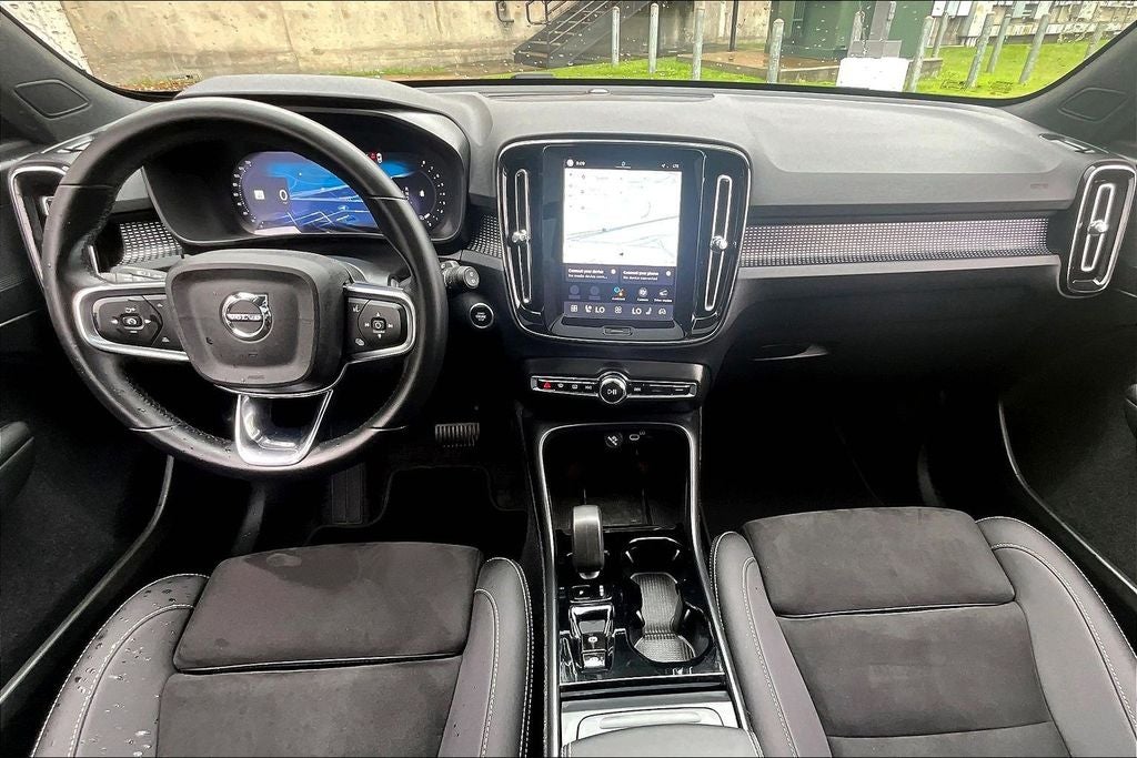 2025 Volvo XC40 B5 Plus Dark Theme