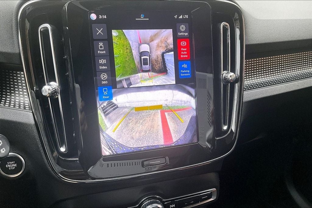 2025 Volvo XC40 B5 Plus Dark Theme