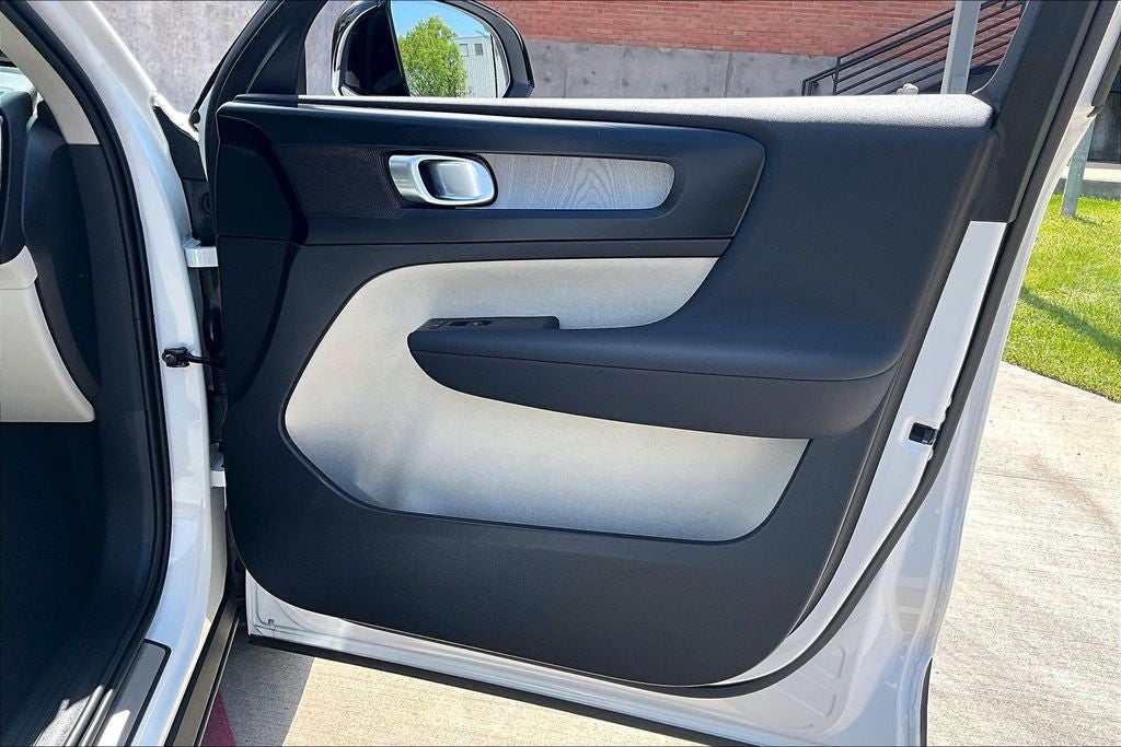 2026 Volvo XC40 B5 Plus