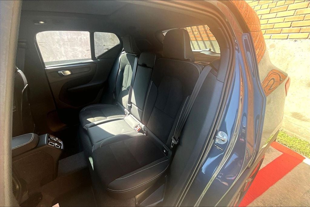 2026 Volvo XC40 B5 Ultra Black Edition