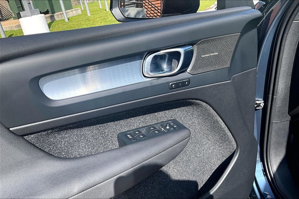 2026 Volvo XC40 B5 Ultra Black Edition