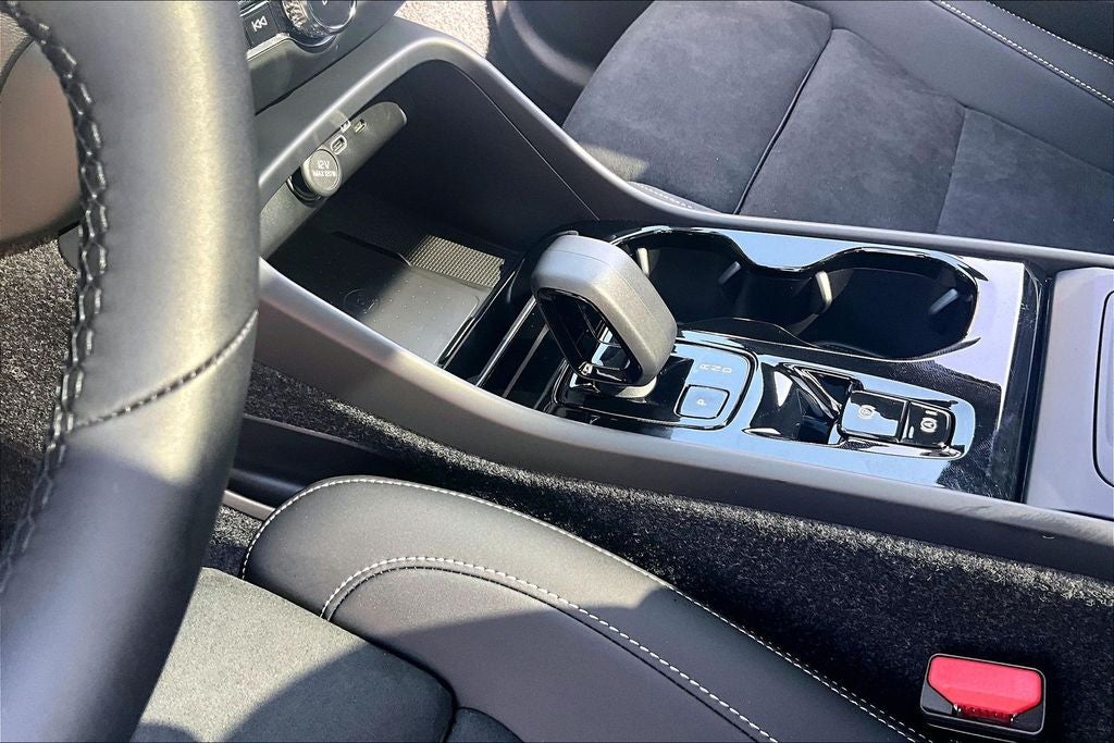 2026 Volvo XC40 B5 Ultra Black Edition