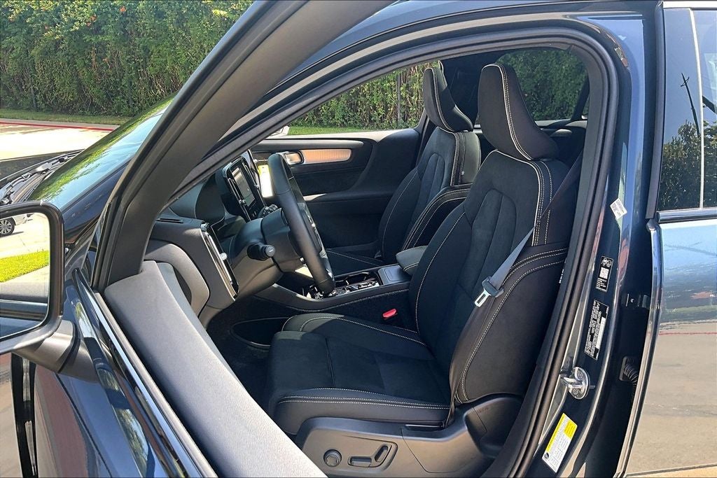 2026 Volvo XC40 B5 Ultra Black Edition