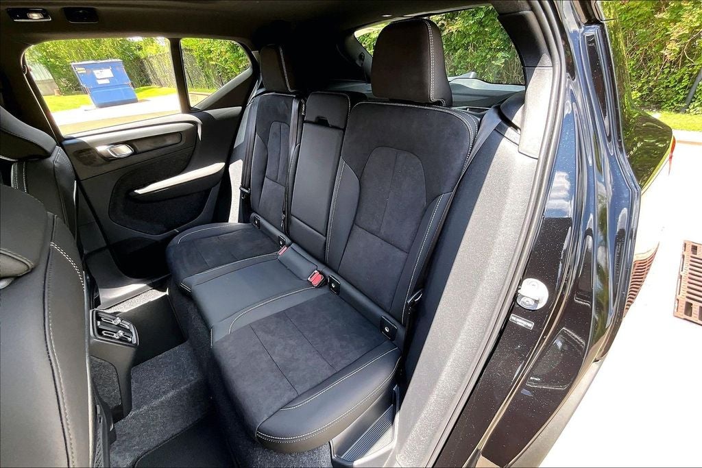 2026 Volvo XC40 B5 Ultra Black Edition
