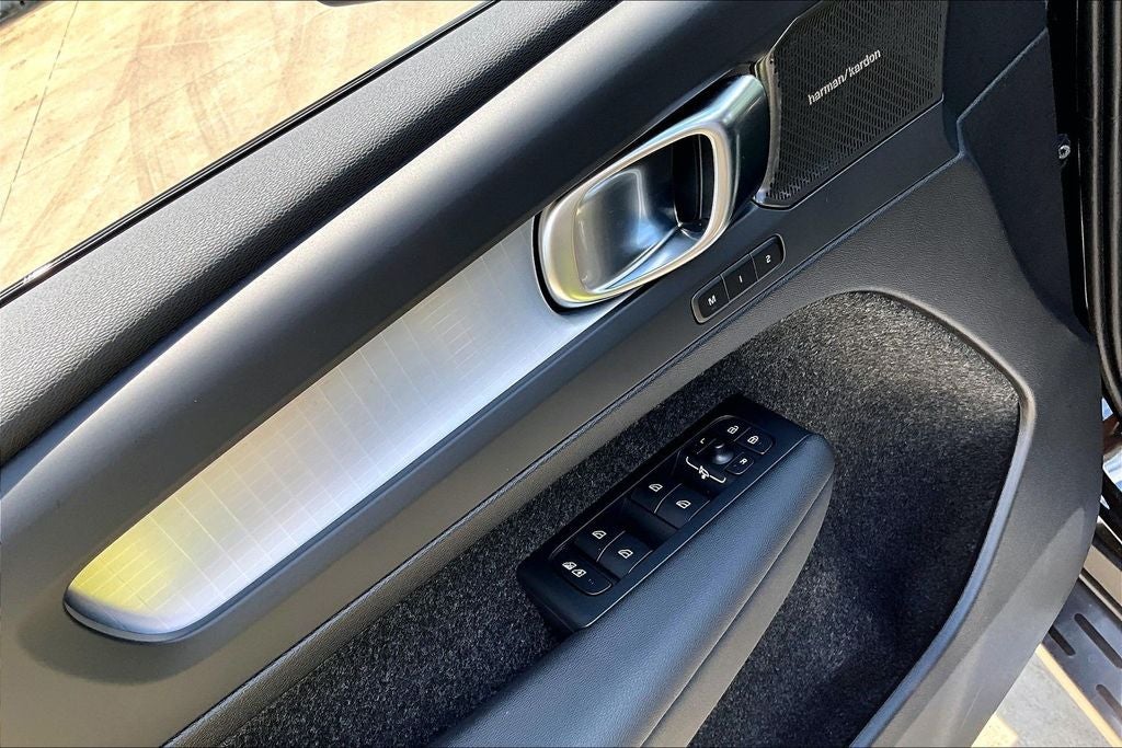 2026 Volvo XC40 B5 Ultra Black Edition