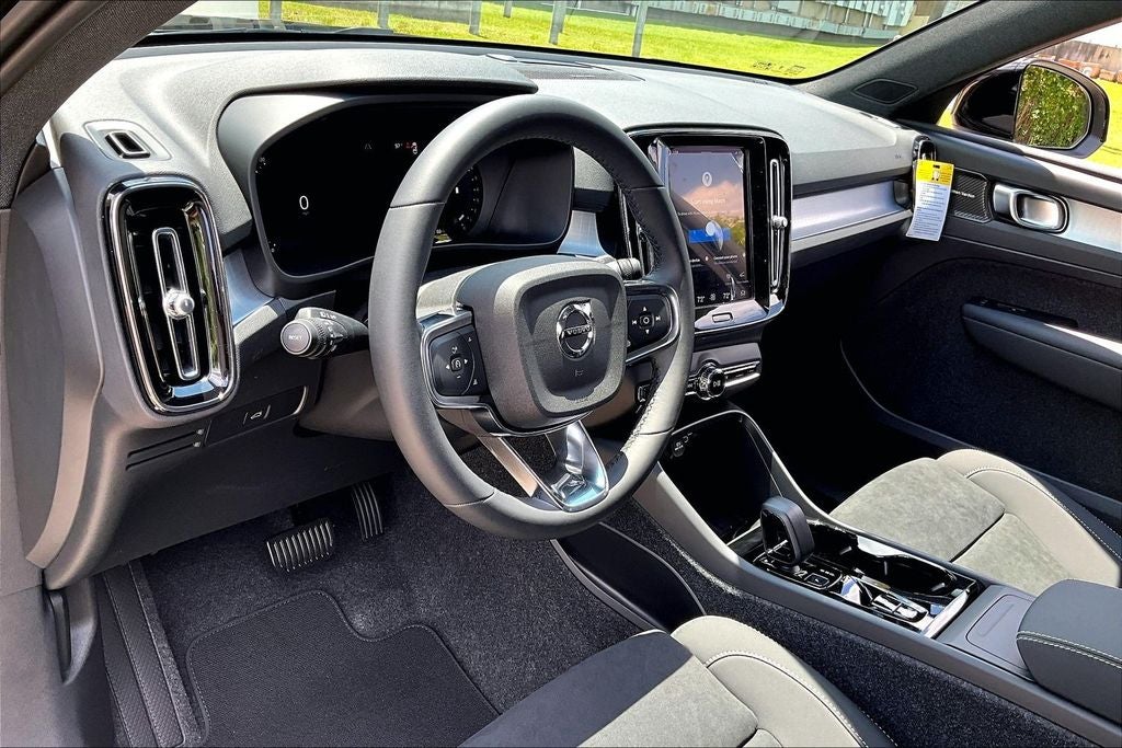 2026 Volvo XC40 B5 Ultra Black Edition