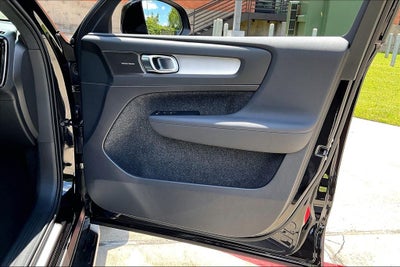 2026 Volvo XC40 B5 Ultra Black Edition