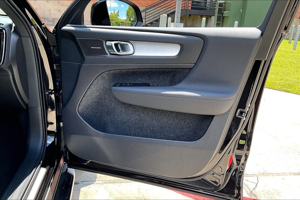 2026 Volvo XC40 B5 Ultra Black Edition
