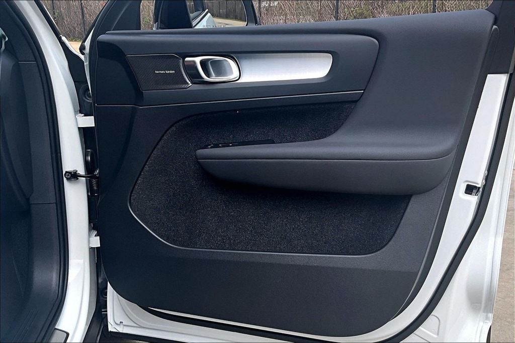 2026 Volvo XC40 B5 Ultra Black Edition