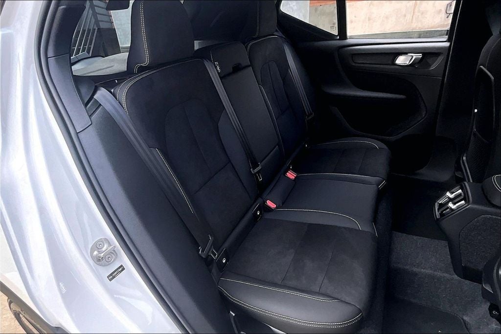 2026 Volvo XC40 B5 Ultra Black Edition