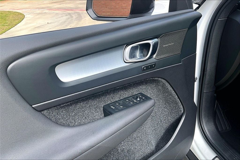 2026 Volvo XC40 B5 Ultra Black Edition