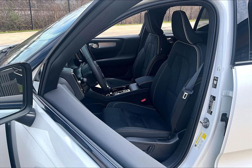 2026 Volvo XC40 B5 Ultra Black Edition