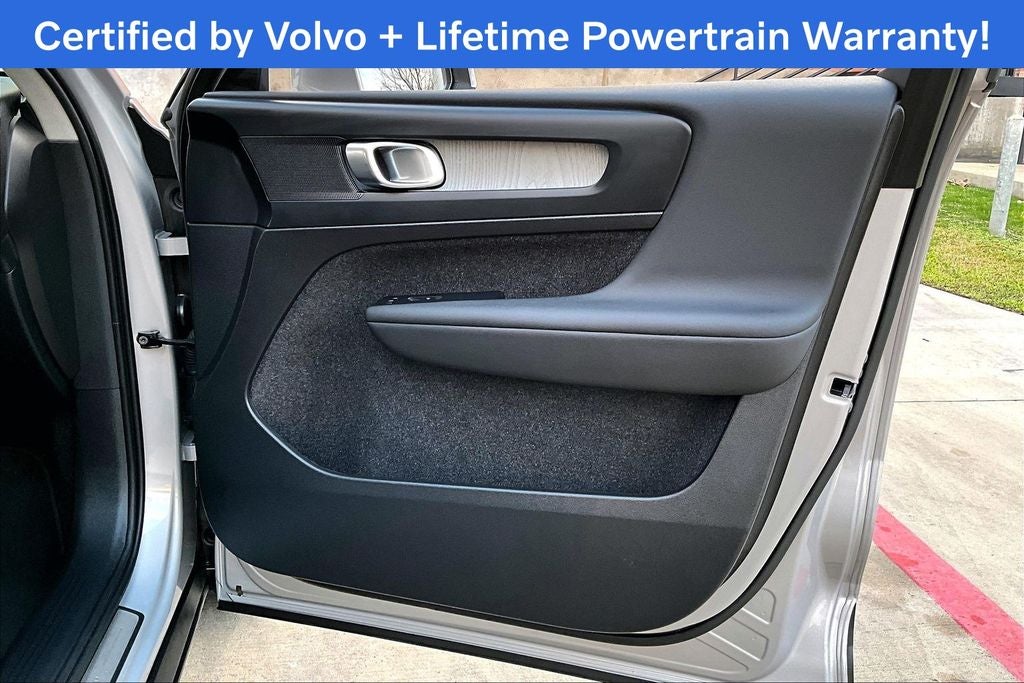 2025 Volvo XC40 B5 Plus Bright Theme