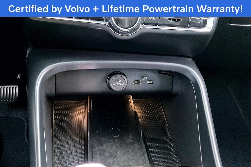 2025 Volvo XC40 B5 Plus Bright Theme