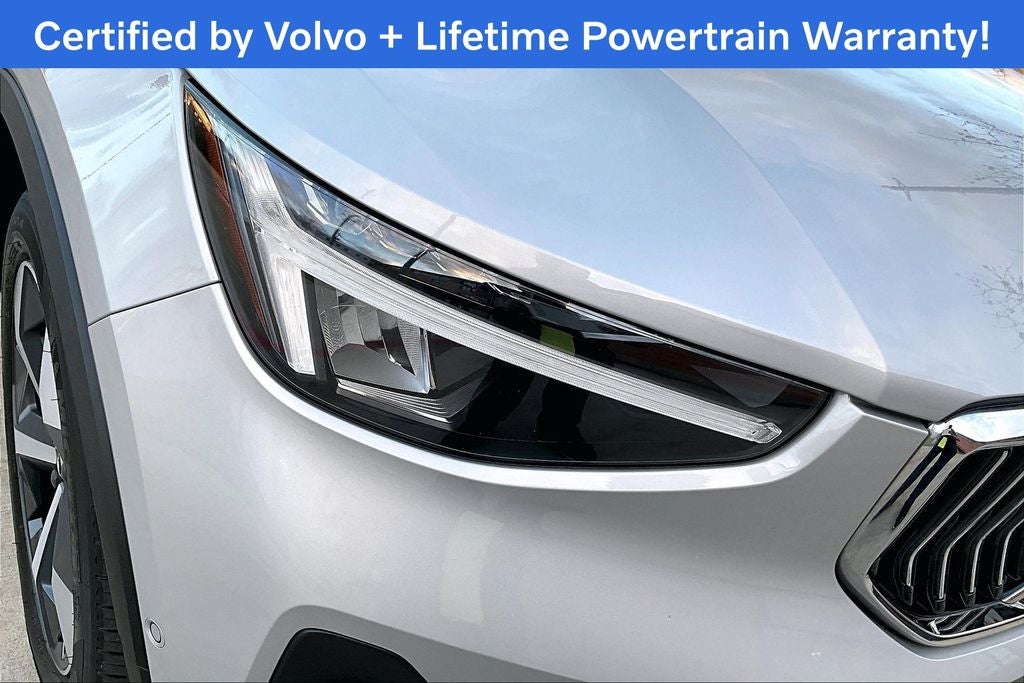 2025 Volvo XC40 B5 Plus Bright Theme