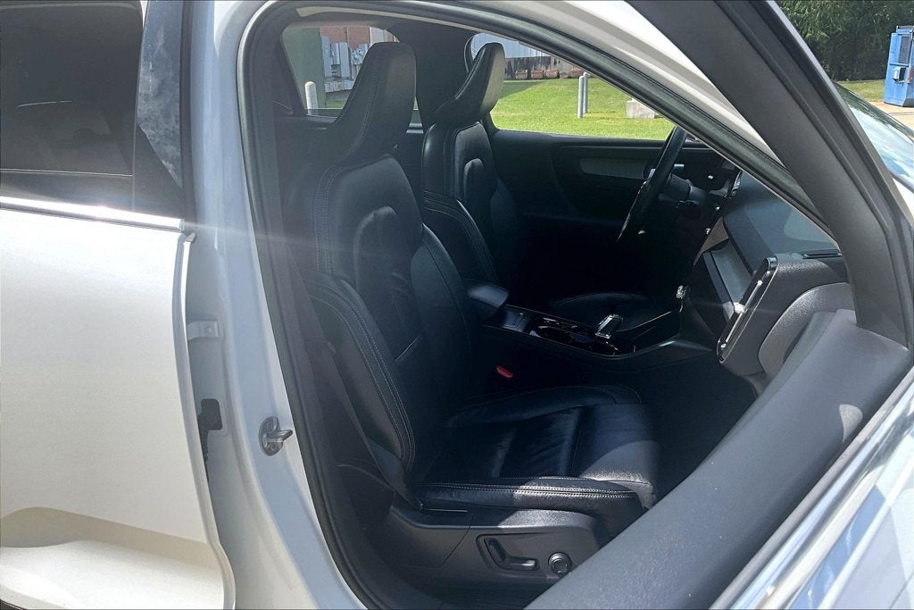 2023 Volvo XC40 B5 Plus Bright Theme