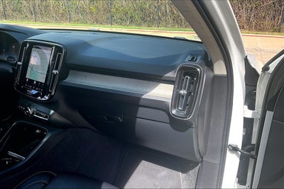 2023 Volvo XC40 B5 Plus Bright Theme