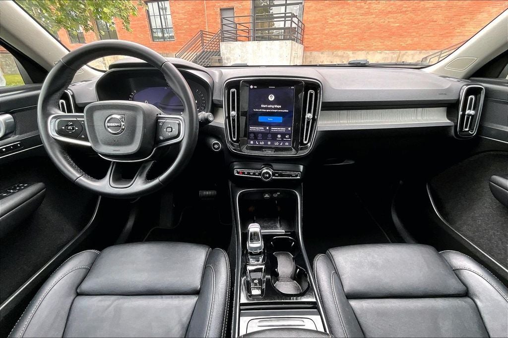 2024 Volvo XC40 B5 Plus Bright Theme