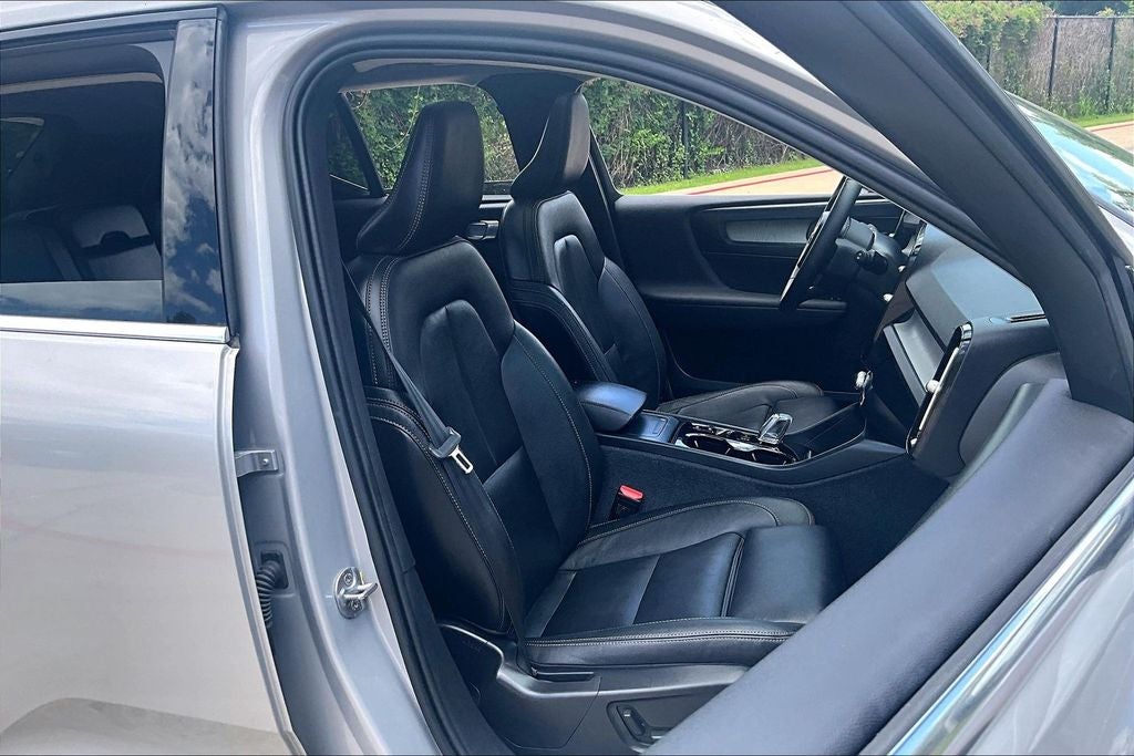 2024 Volvo XC40 B5 Plus Bright Theme