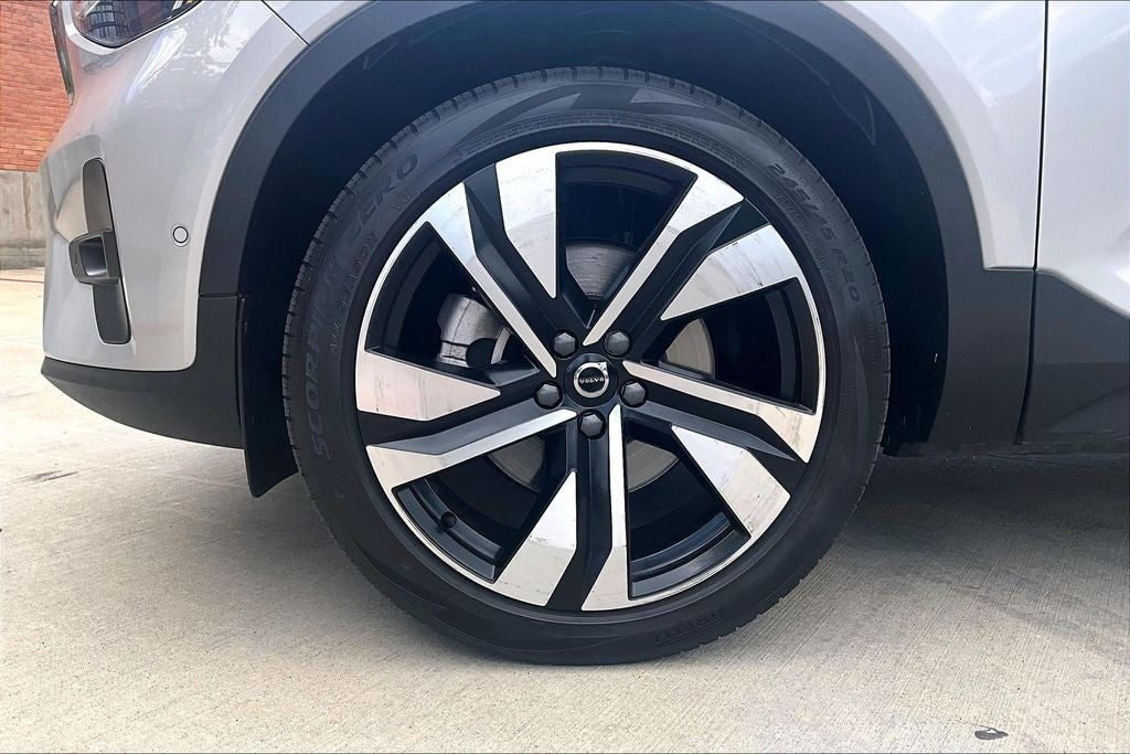 2024 Volvo XC40 B5 Plus Bright Theme