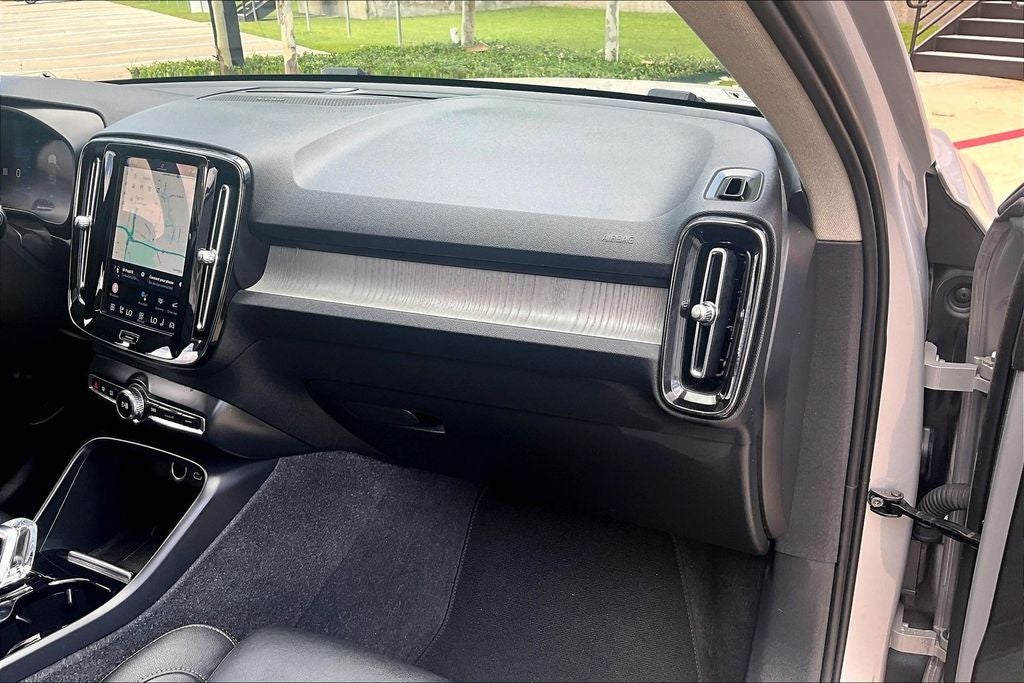 2024 Volvo XC40 B5 Plus Bright Theme