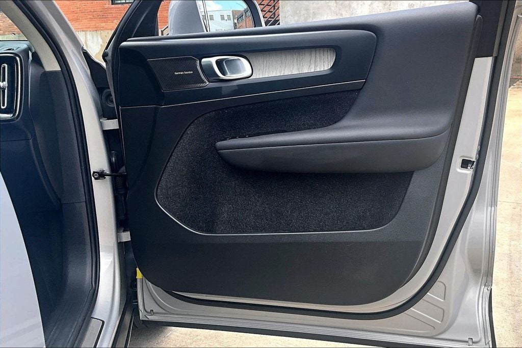 2024 Volvo XC40 B5 Plus Bright Theme