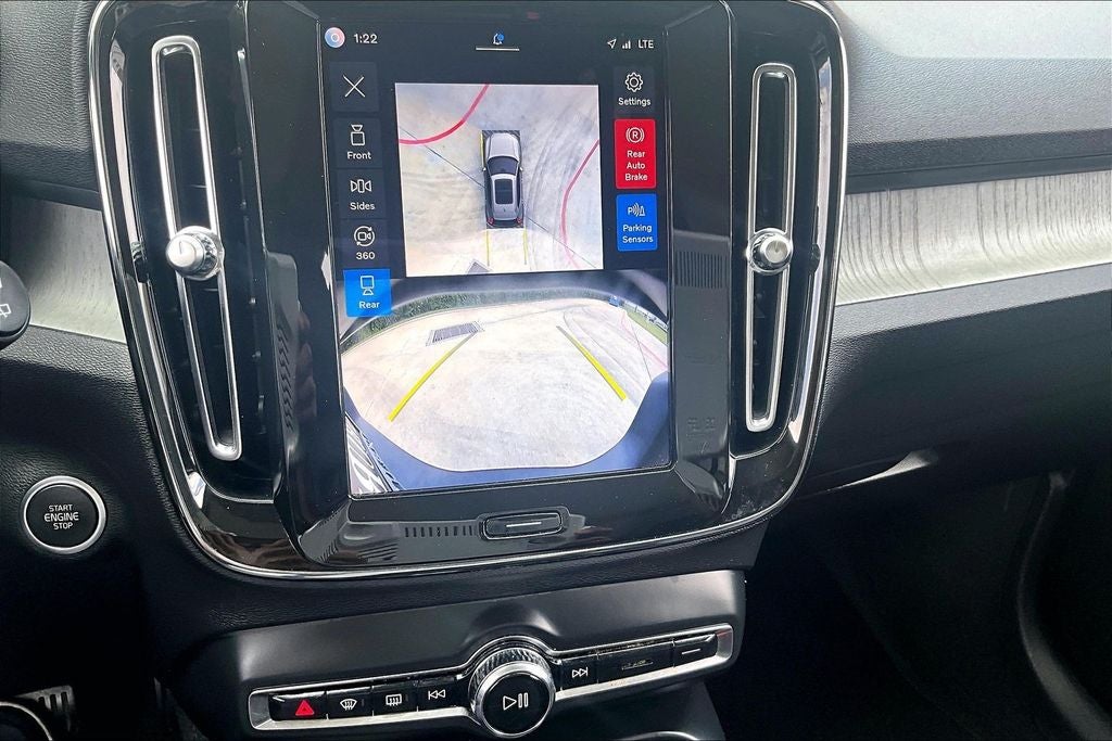 2024 Volvo XC40 B5 Plus Bright Theme
