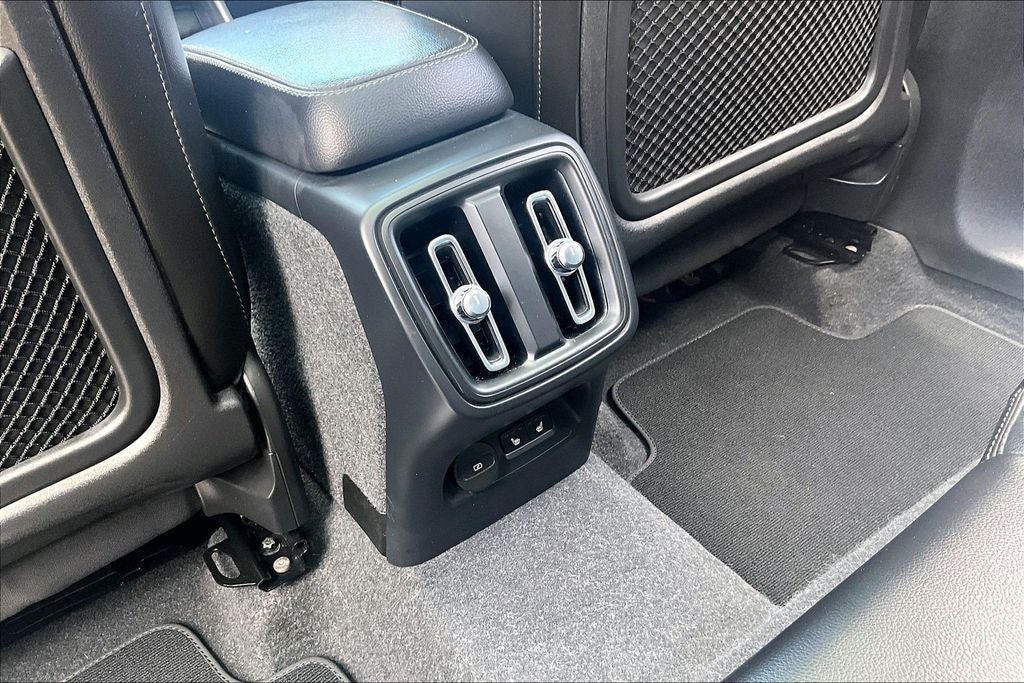2024 Volvo XC40 B5 Plus Bright Theme
