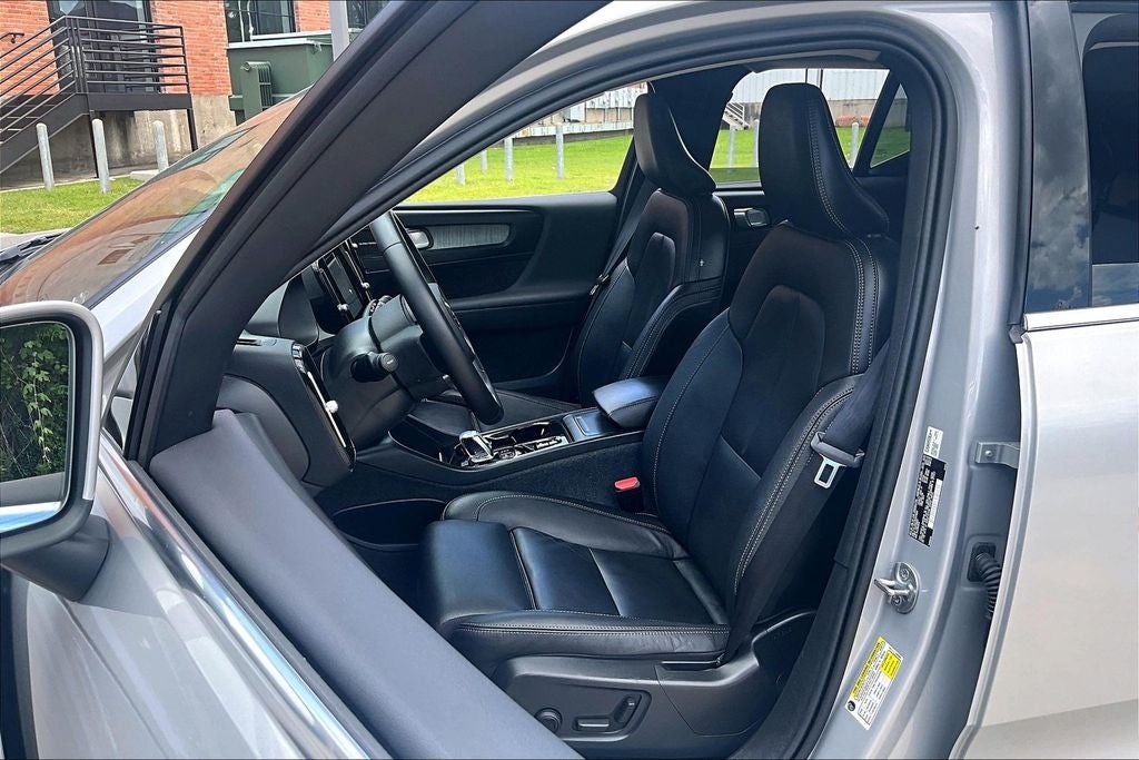 2024 Volvo XC40 B5 Plus Bright Theme