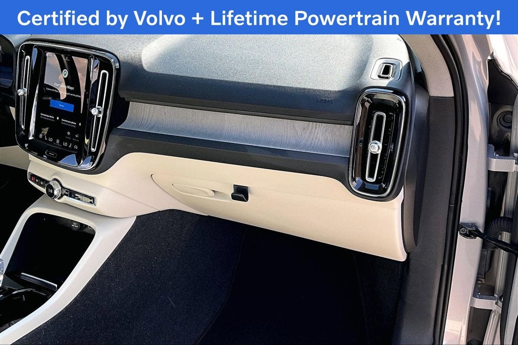 2024 Volvo XC40 B5 Plus Bright Theme