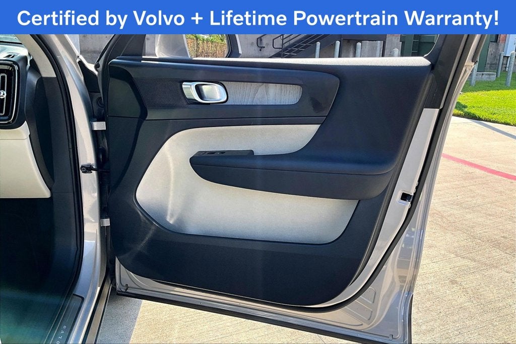 2024 Volvo XC40 B5 Plus Bright Theme
